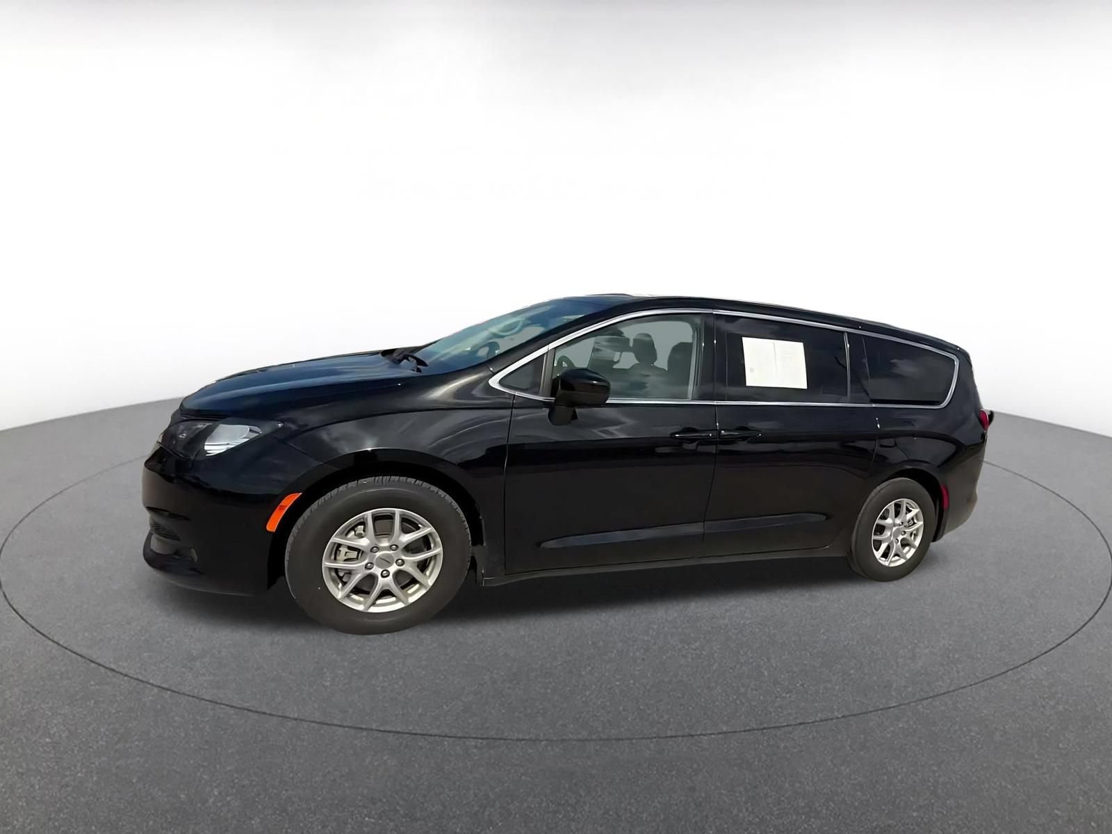 Used 2024 Chrysler Voyager LX FWD image 7