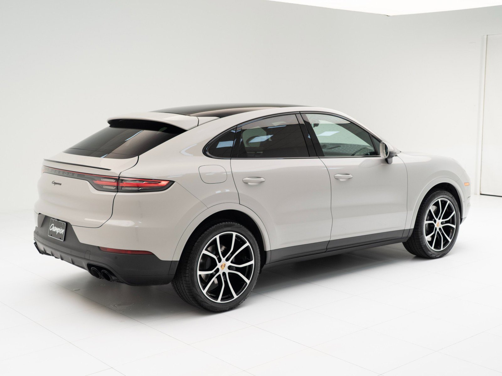 Certified 2022 Porsche Cayenne Platinum Edition image 9