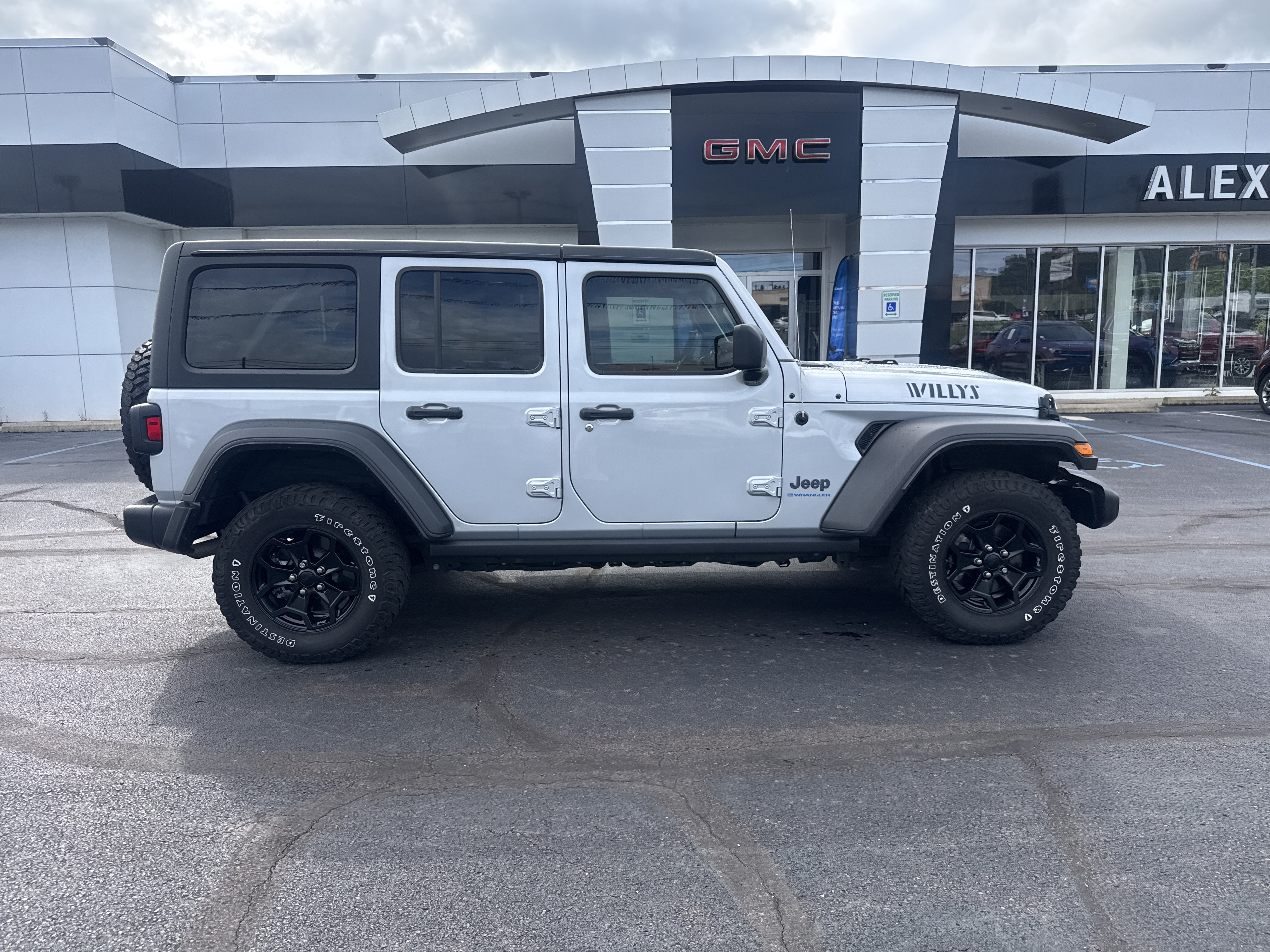 Used 2023 Jeep Wrangler Unlimited w/ Cold Weather Group AWD/4WD video 2
