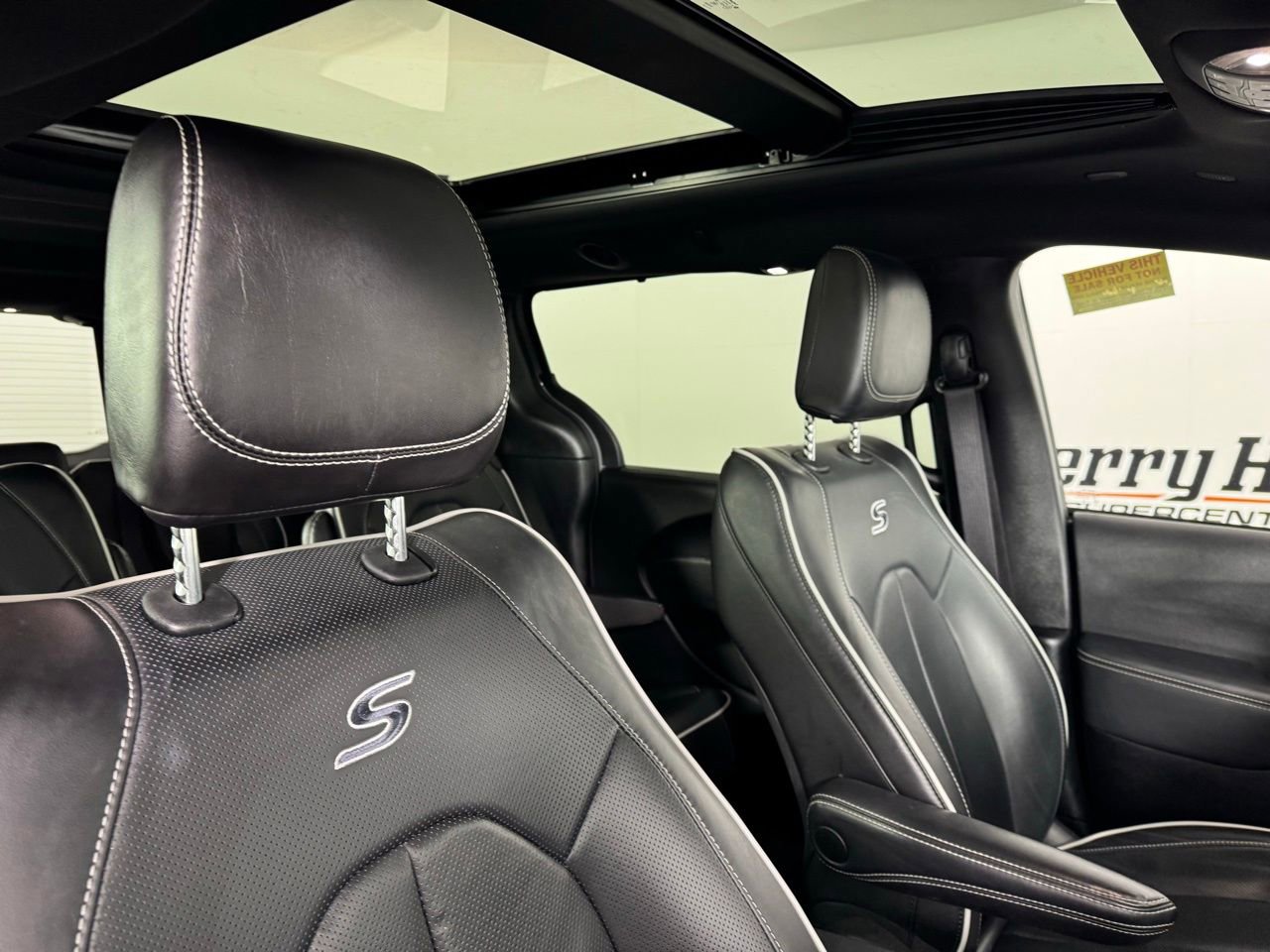 Used 2025 Chrysler Pacifica Limited image 33