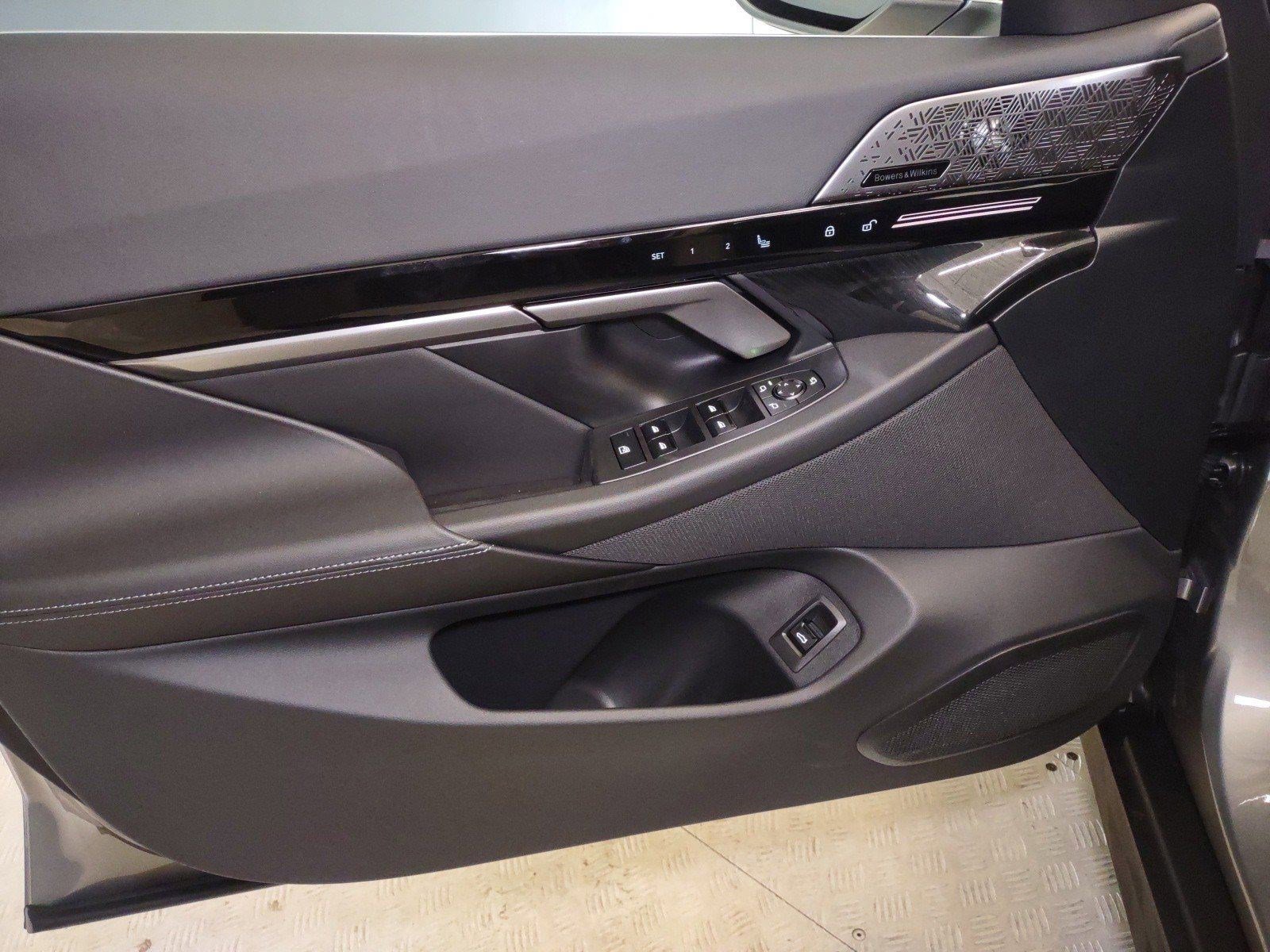 Used 2024 BMW 530i w/ Premium Package RWD image 10