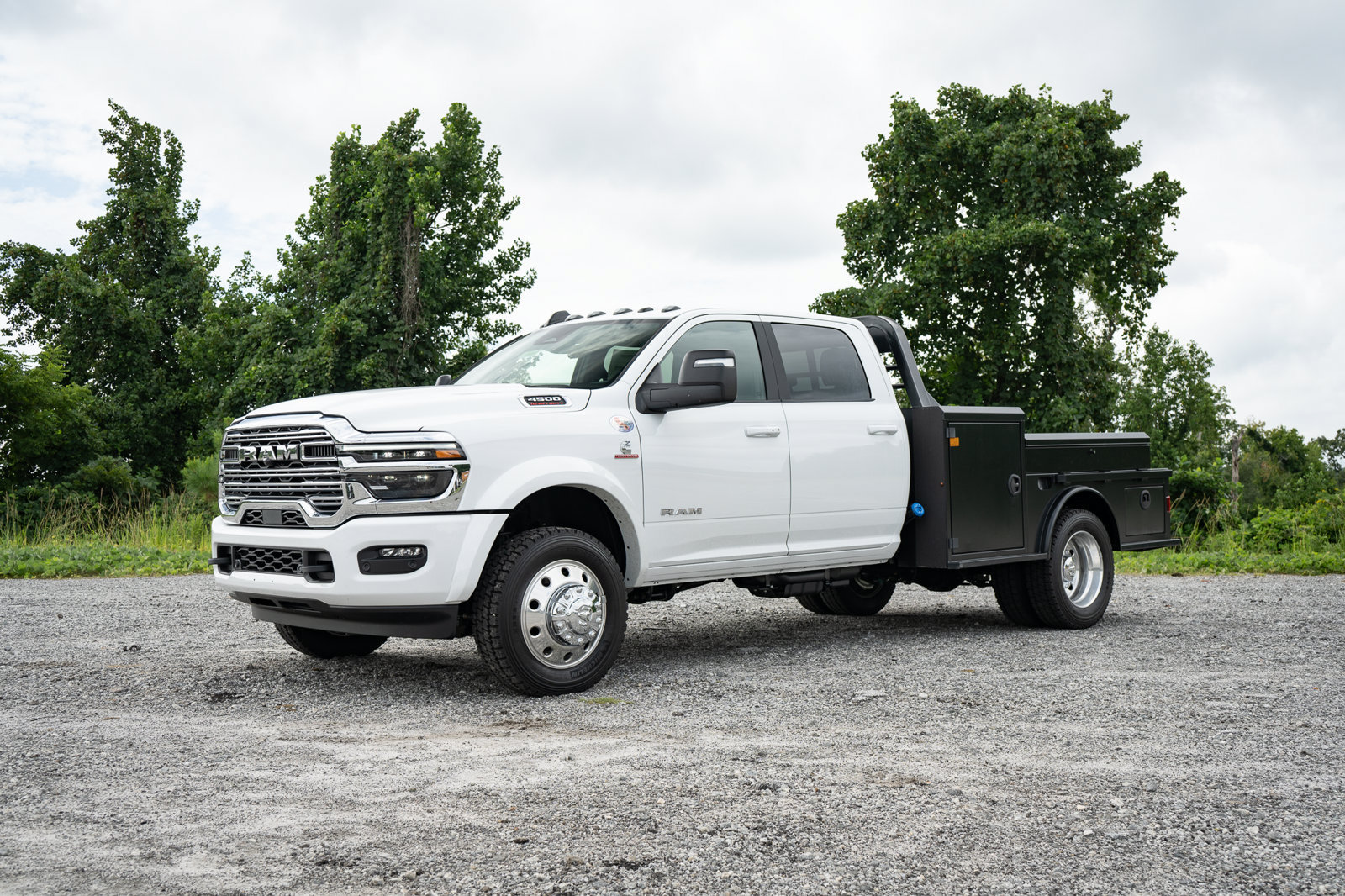 New 2026 RAM 4500 4x4 Crew Cab DRW w/ Laramie Trim Package image 9