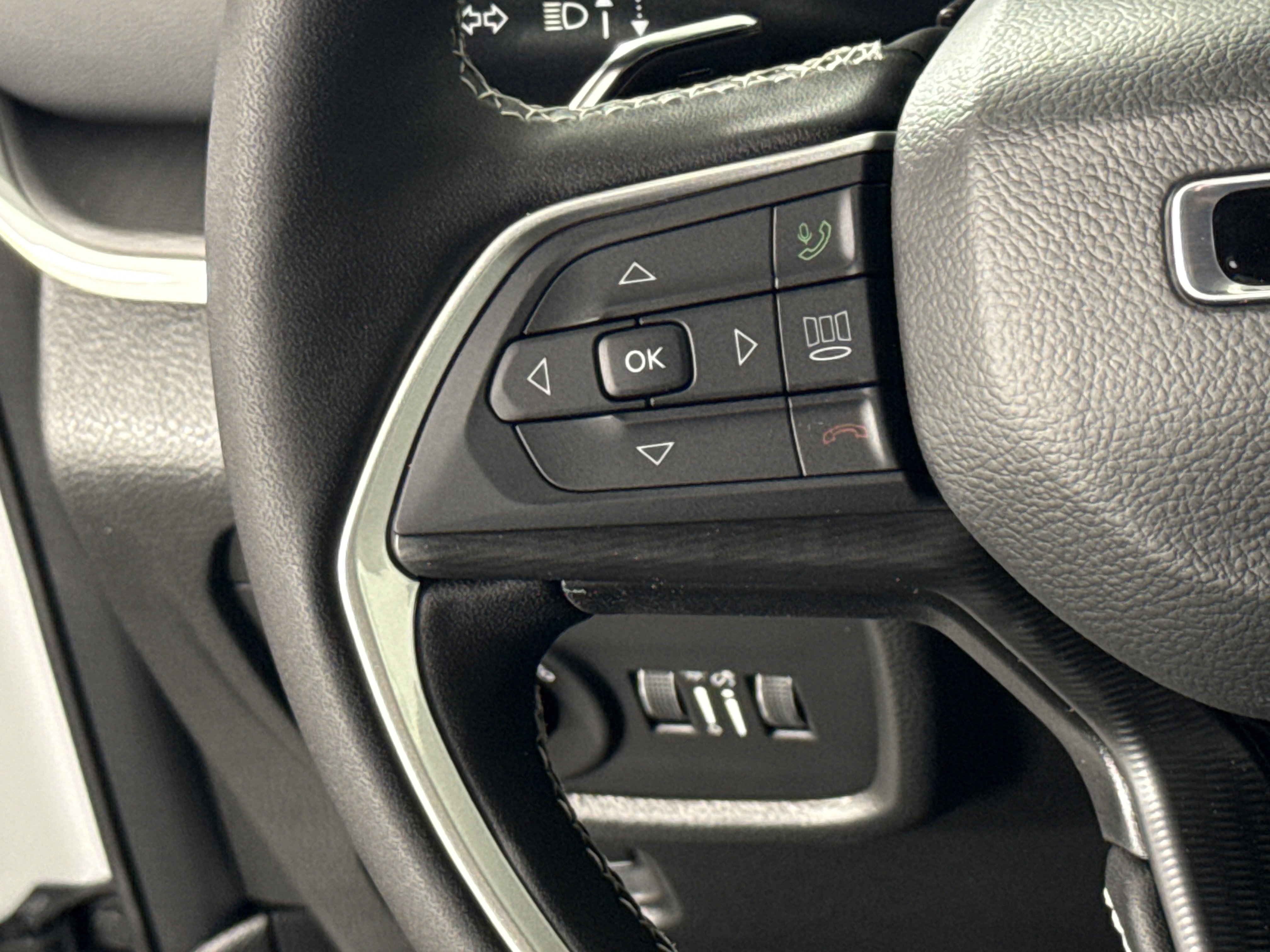 New 2025 Jeep Grand Cherokee L Altitude image 17