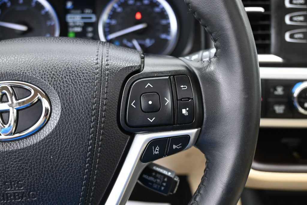 Used 2019 Toyota Highlander XLE AWD/4WD image 25