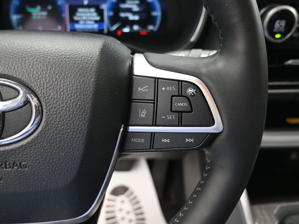 Used 2024 Toyota Highlander Platinum image 7