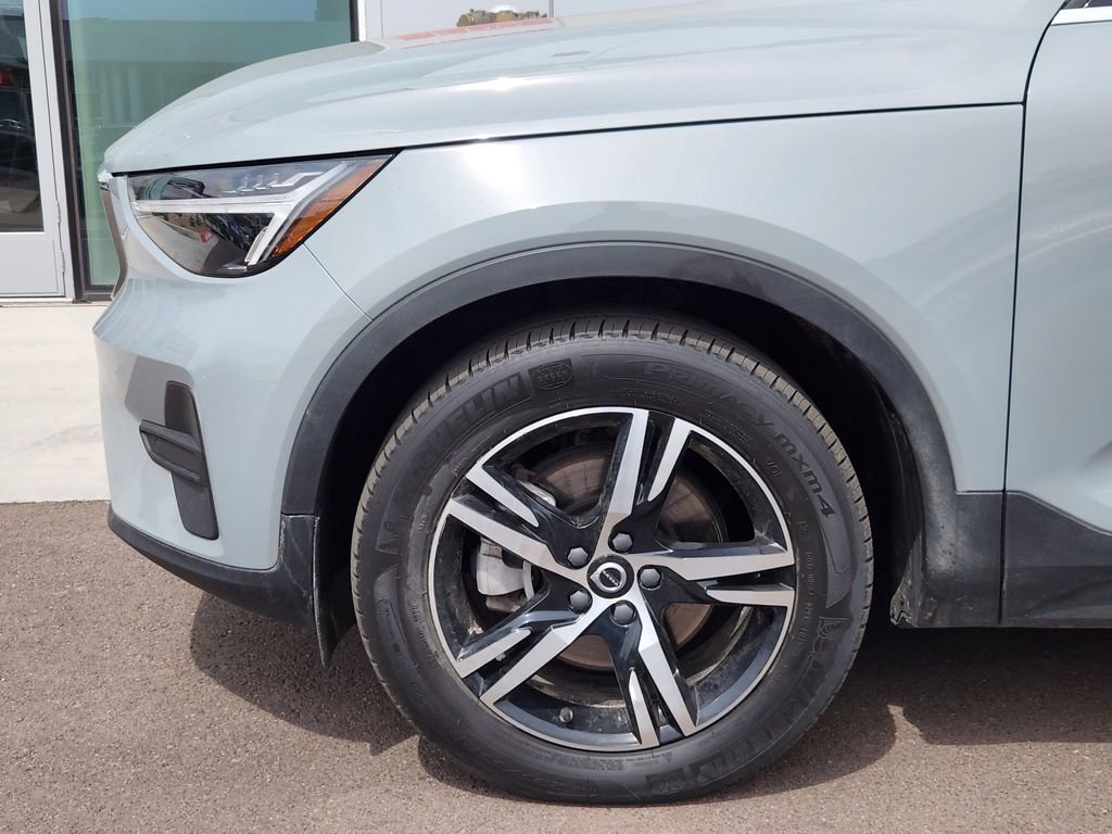 Used 2024 Volvo XC40 B5 Core image 5