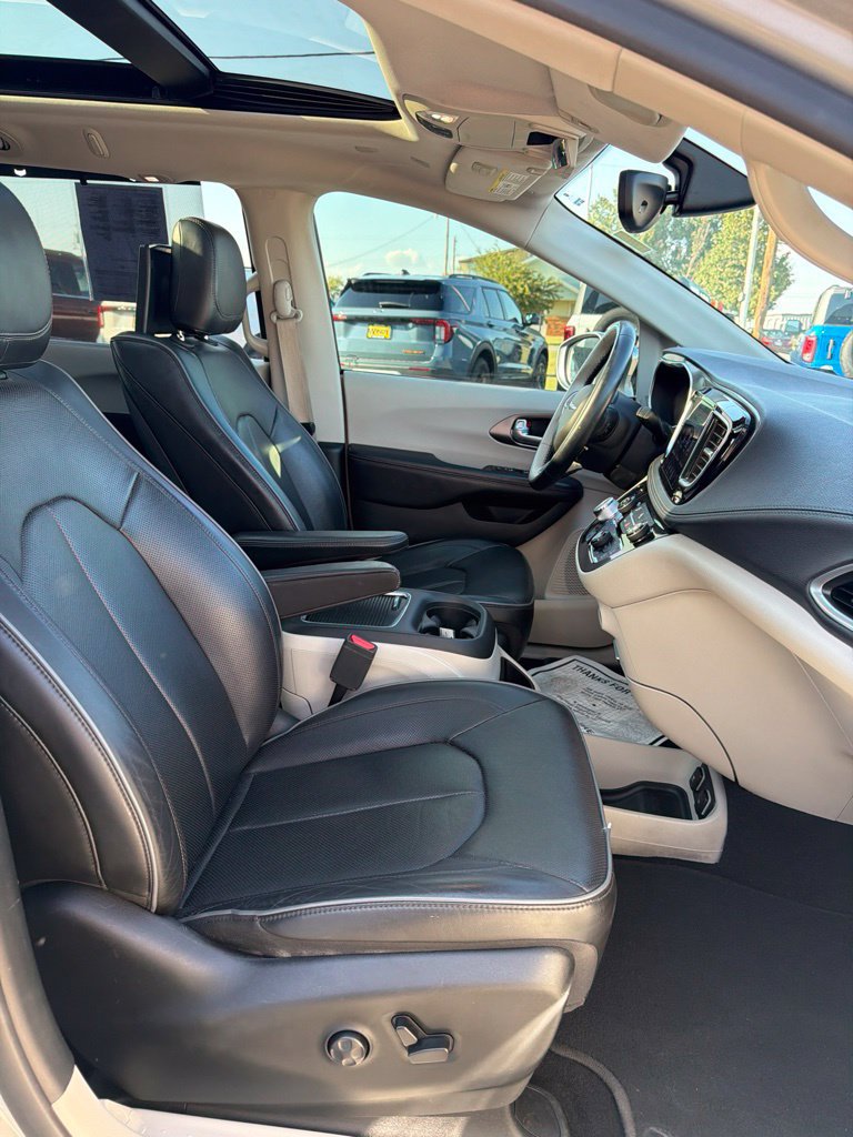 Used 2018 Chrysler Pacifica Limited FWD image 24