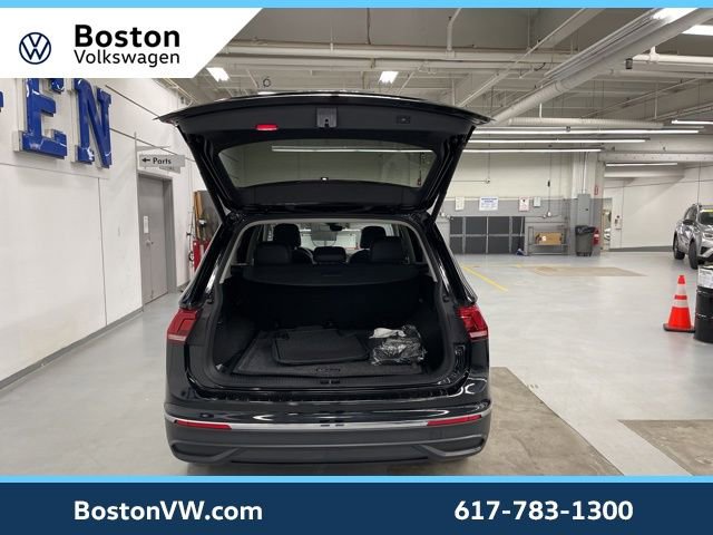 Used 2024 Volkswagen Tiguan SE w/ Panoramic Sunroof Package image 9
