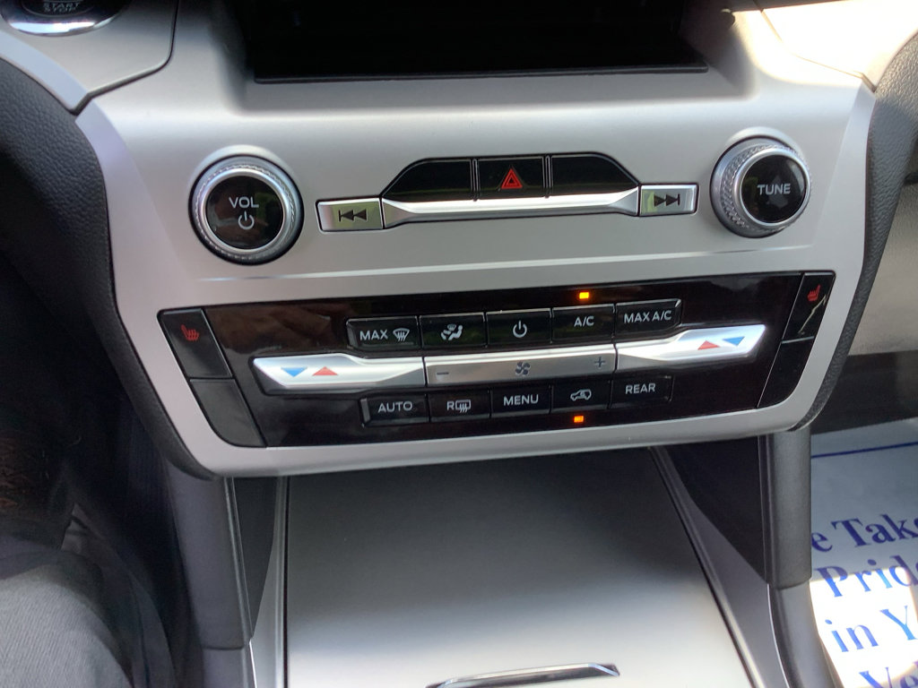 Used 2022 Ford Explorer XLT image 18