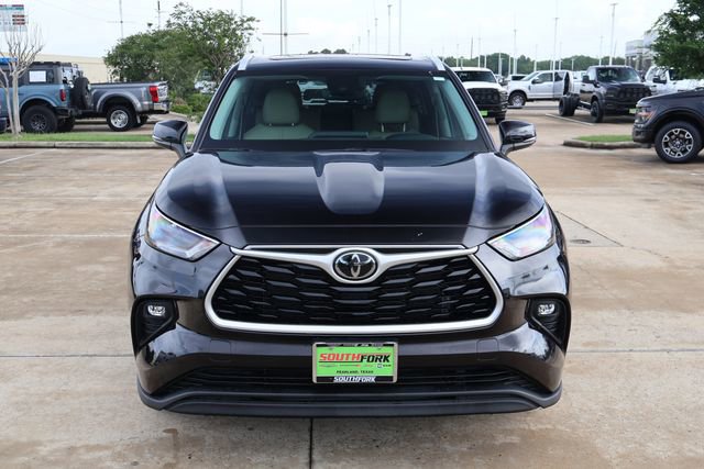 Used 2022 Toyota Highlander XLE AWD/4WD image 2