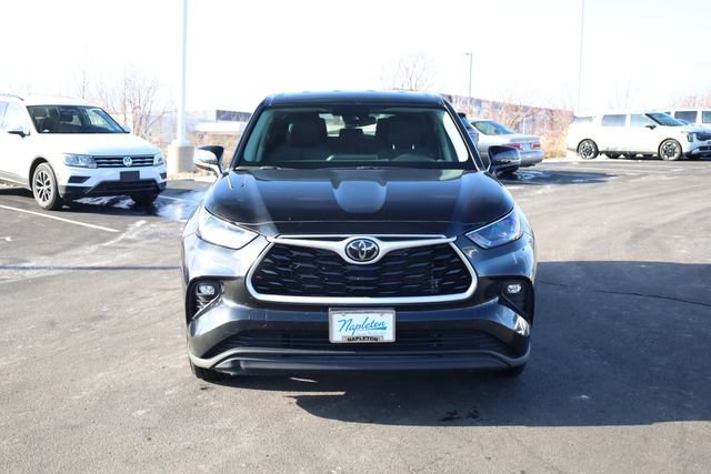 Used 2024 Toyota Highlander LE image 3