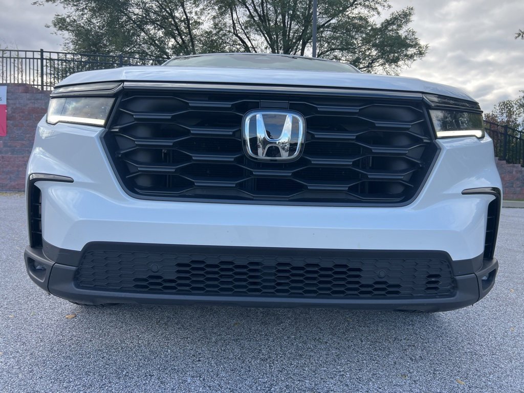 Used 2025 Honda Pilot Sport image 9