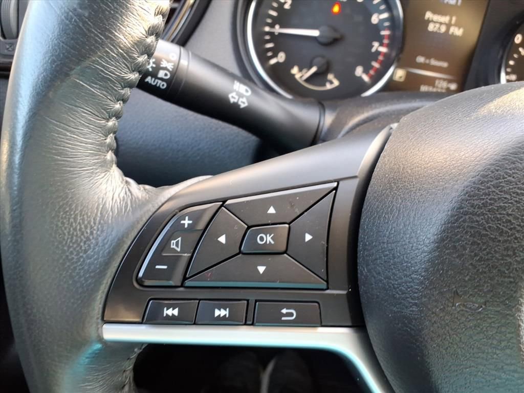 Used 2017 Nissan Rogue SV AWD/4WD image 20