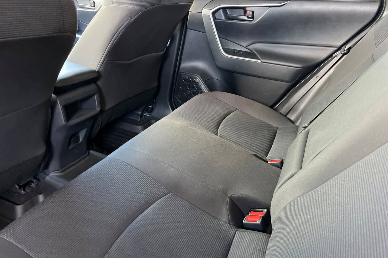 Used 2019 Toyota RAV4 LE FWD image 5