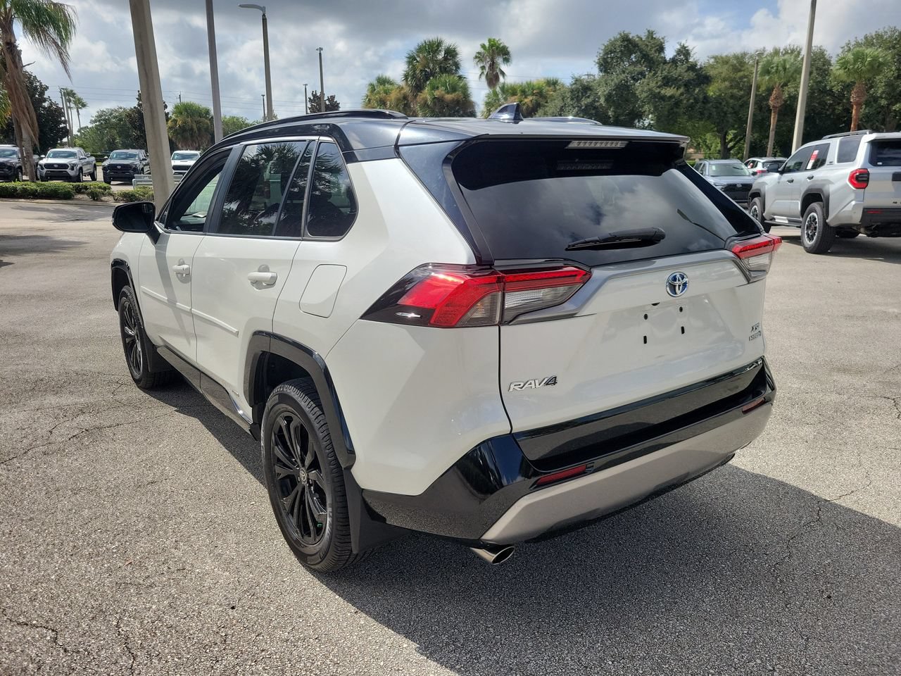 Used 2022 Toyota RAV4 XSE w/ XSE Grade Weather Package AWD/4WD image 4