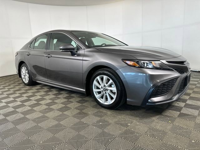 Used 2024 Toyota Camry SE image 2