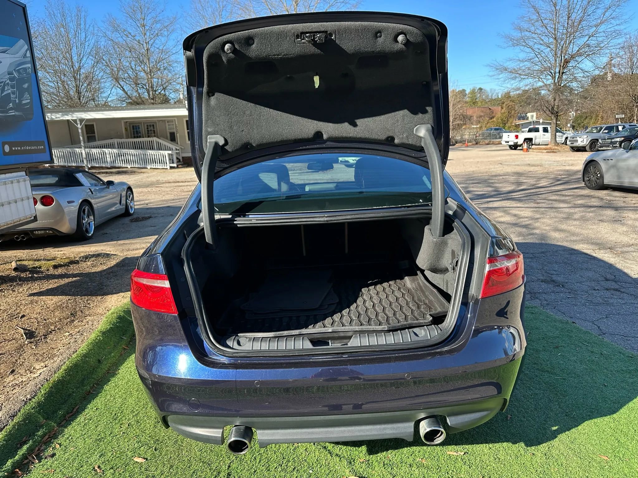 Used 2017 Jaguar XF Premium image 10