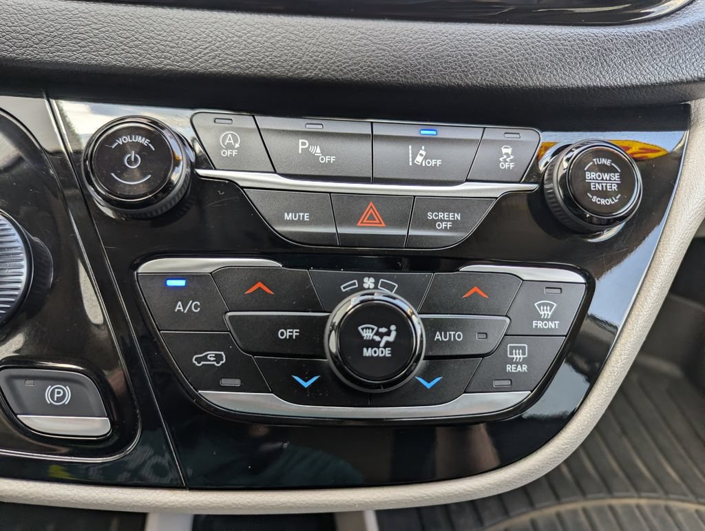 Used 2023 Chrysler Pacifica Touring-L FWD image 19