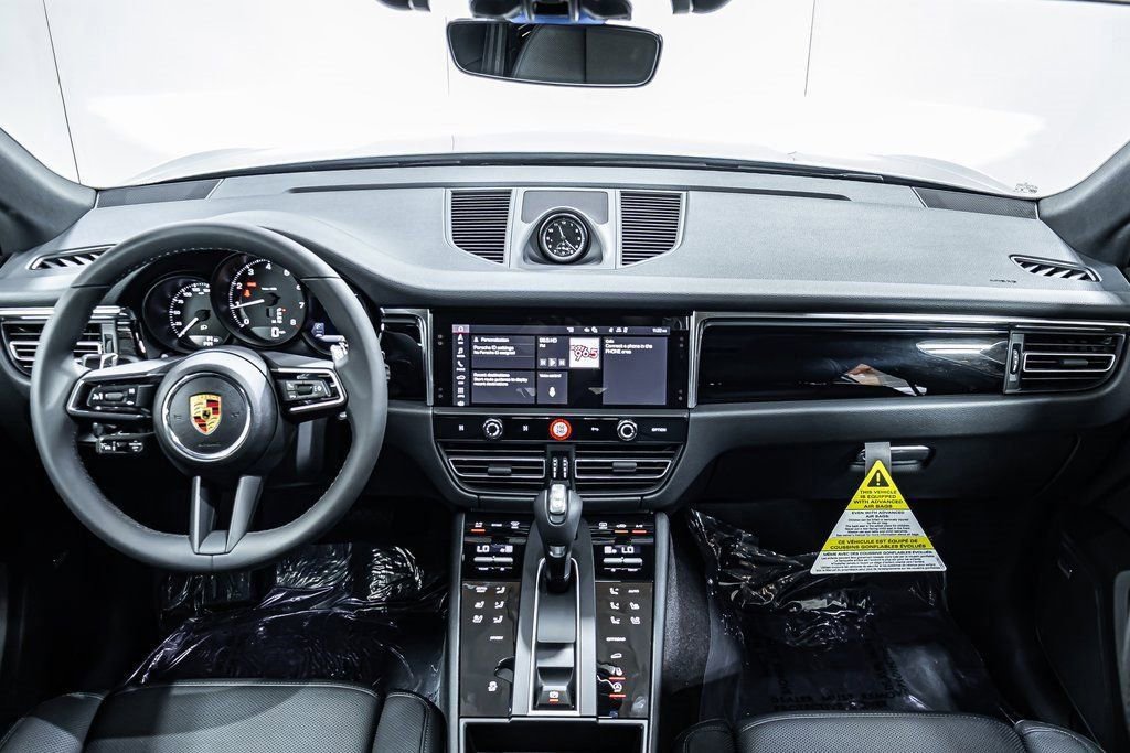 Certified 2025 Porsche Macan image 13