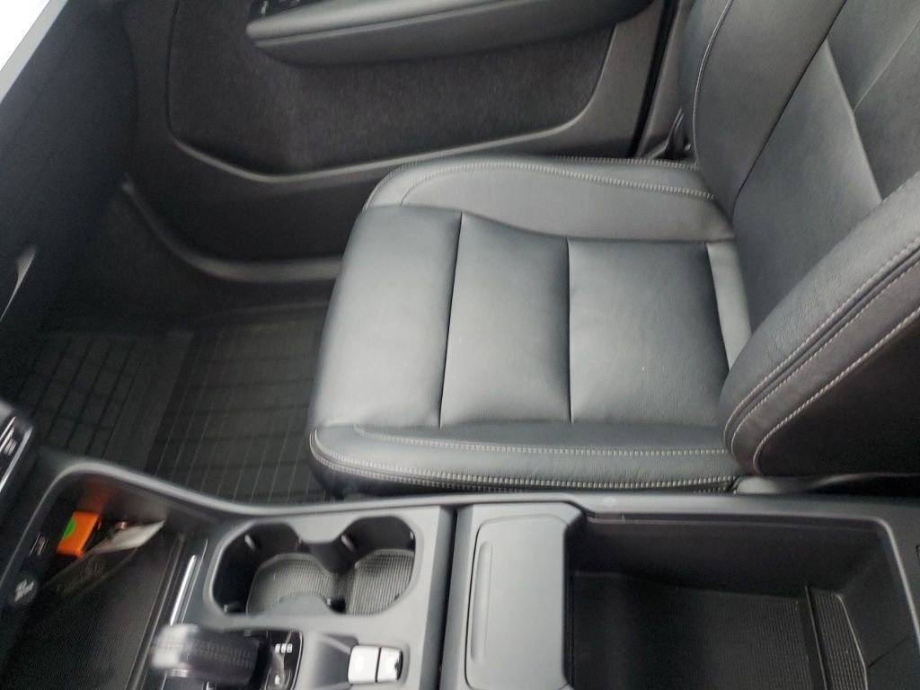 Used 2021 Volvo XC40 T5 Momentum w/ Climate Package image 25