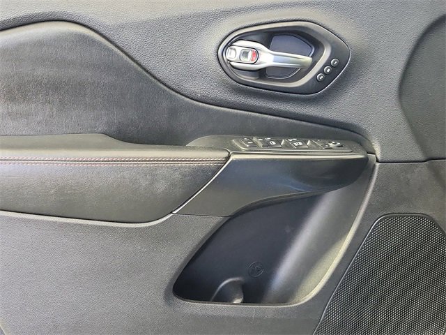 Used 2019 Jeep Cherokee Trailhawk image 9