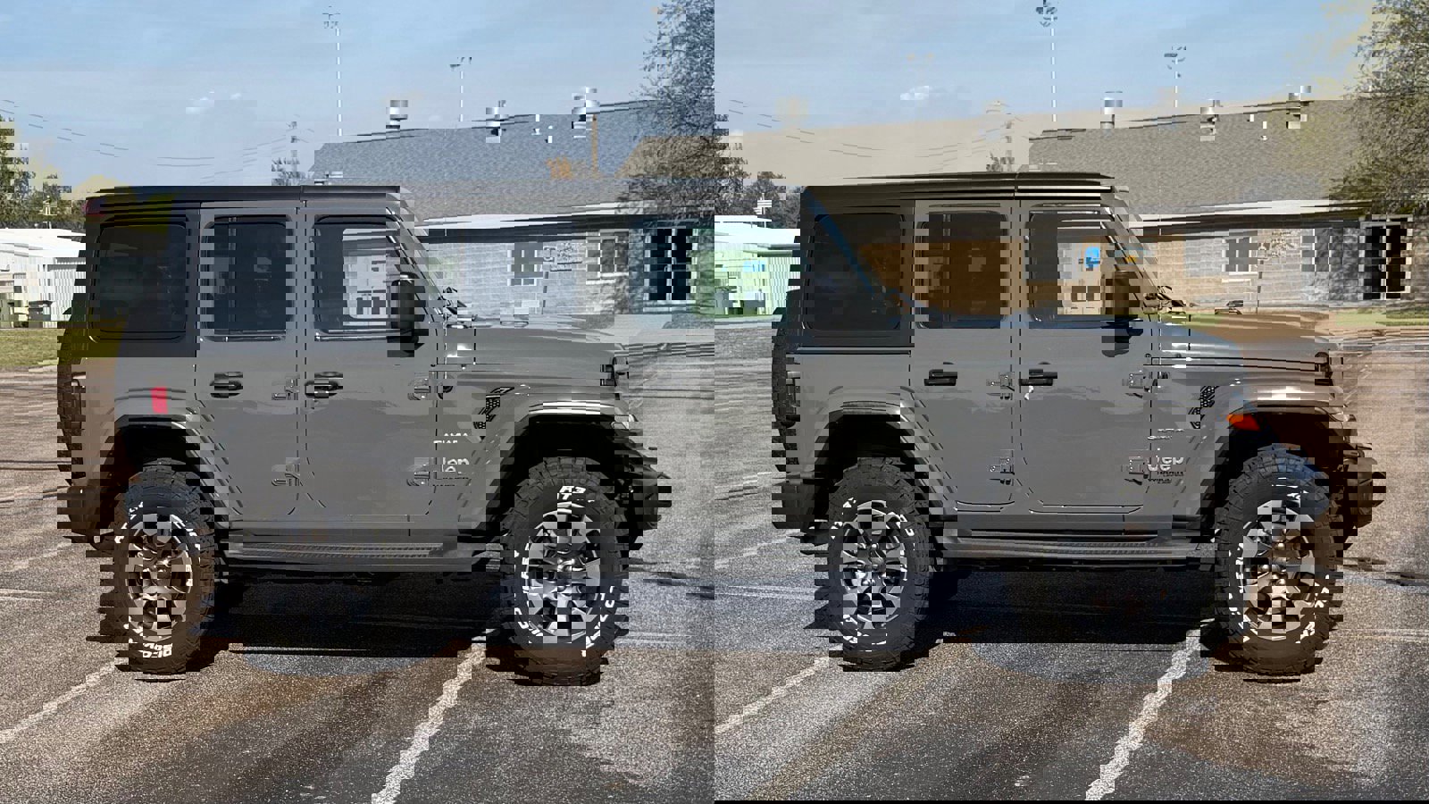 Used 2018 Jeep Wrangler Unlimited Sahara image 2