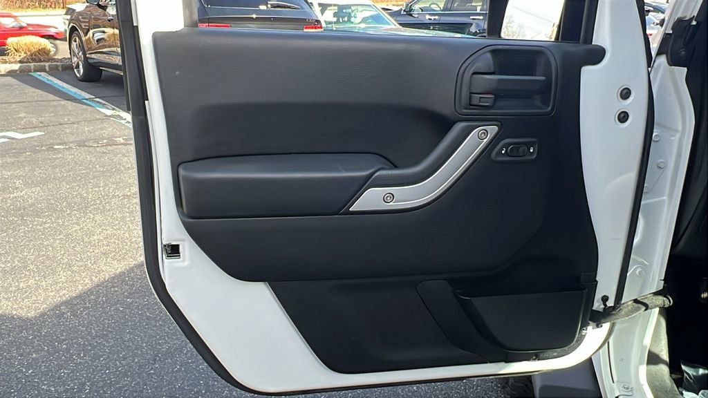 Used 2017 Jeep Wrangler Unlimited Sahara w/ Connectivity Group image 19