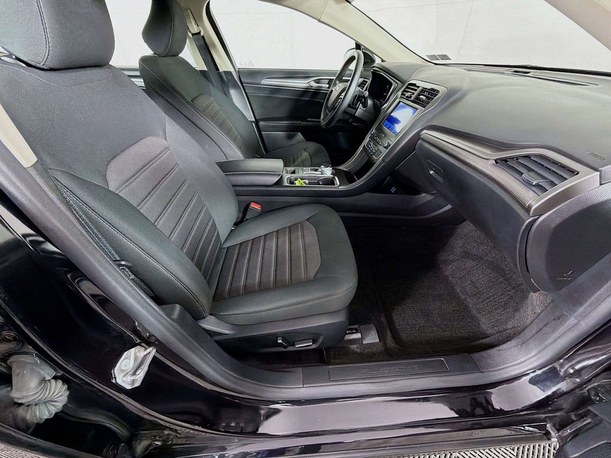 Used 2020 Ford Fusion SE image 27