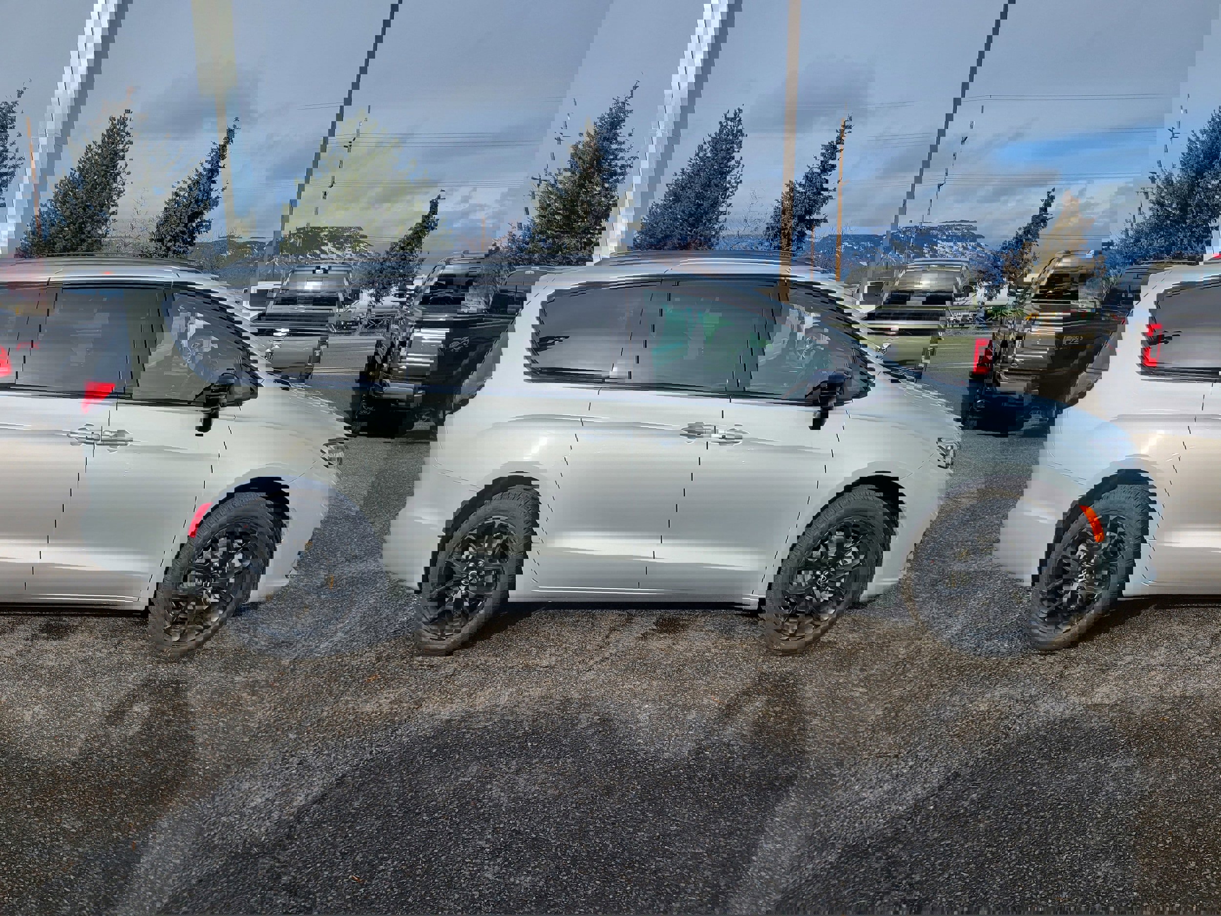 New 2026 Chrysler Pacifica Select image 2