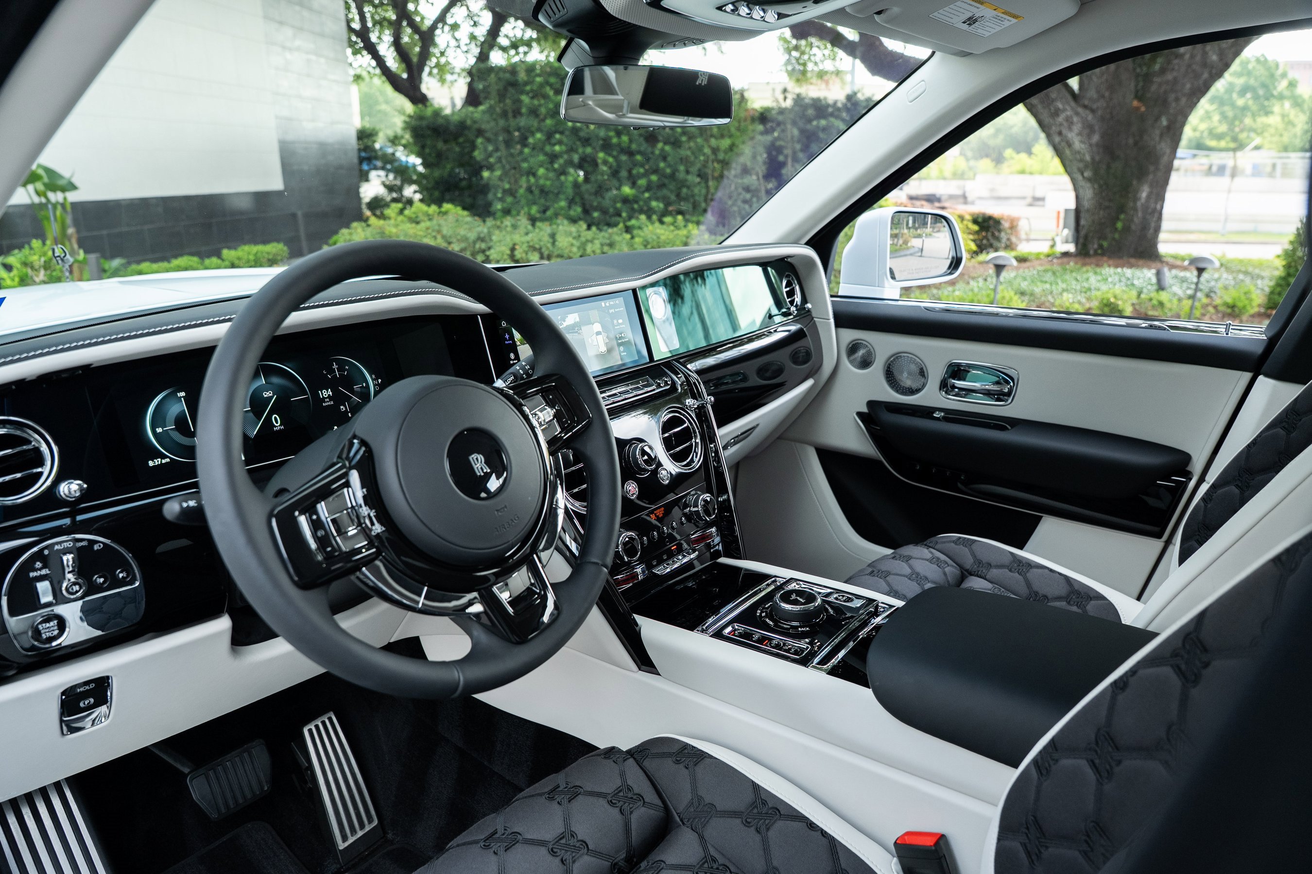 Used 2025 Rolls-Royce Cullinan Black Badge image 26