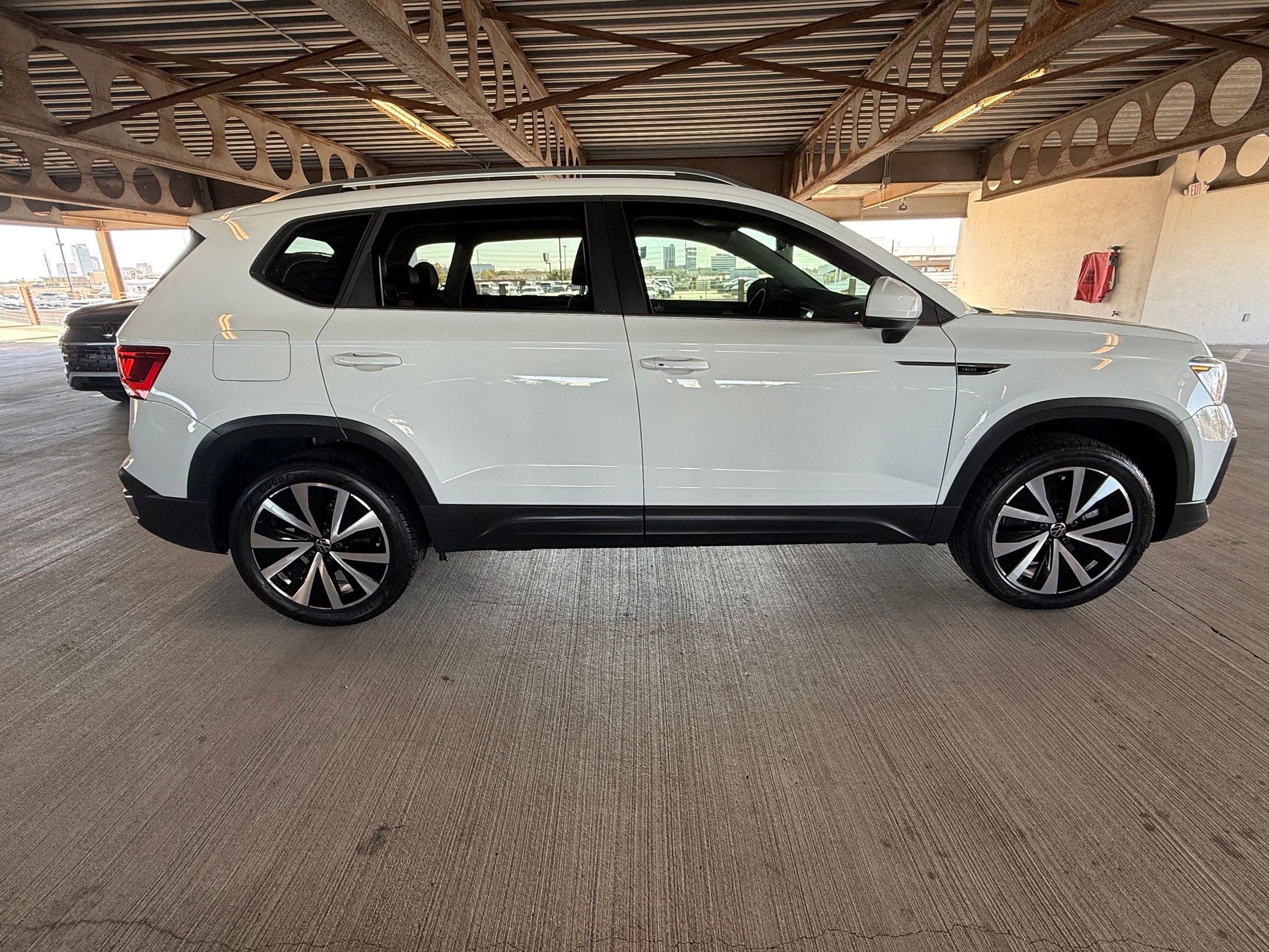 Certified 2023 Volkswagen Taos SE image 7