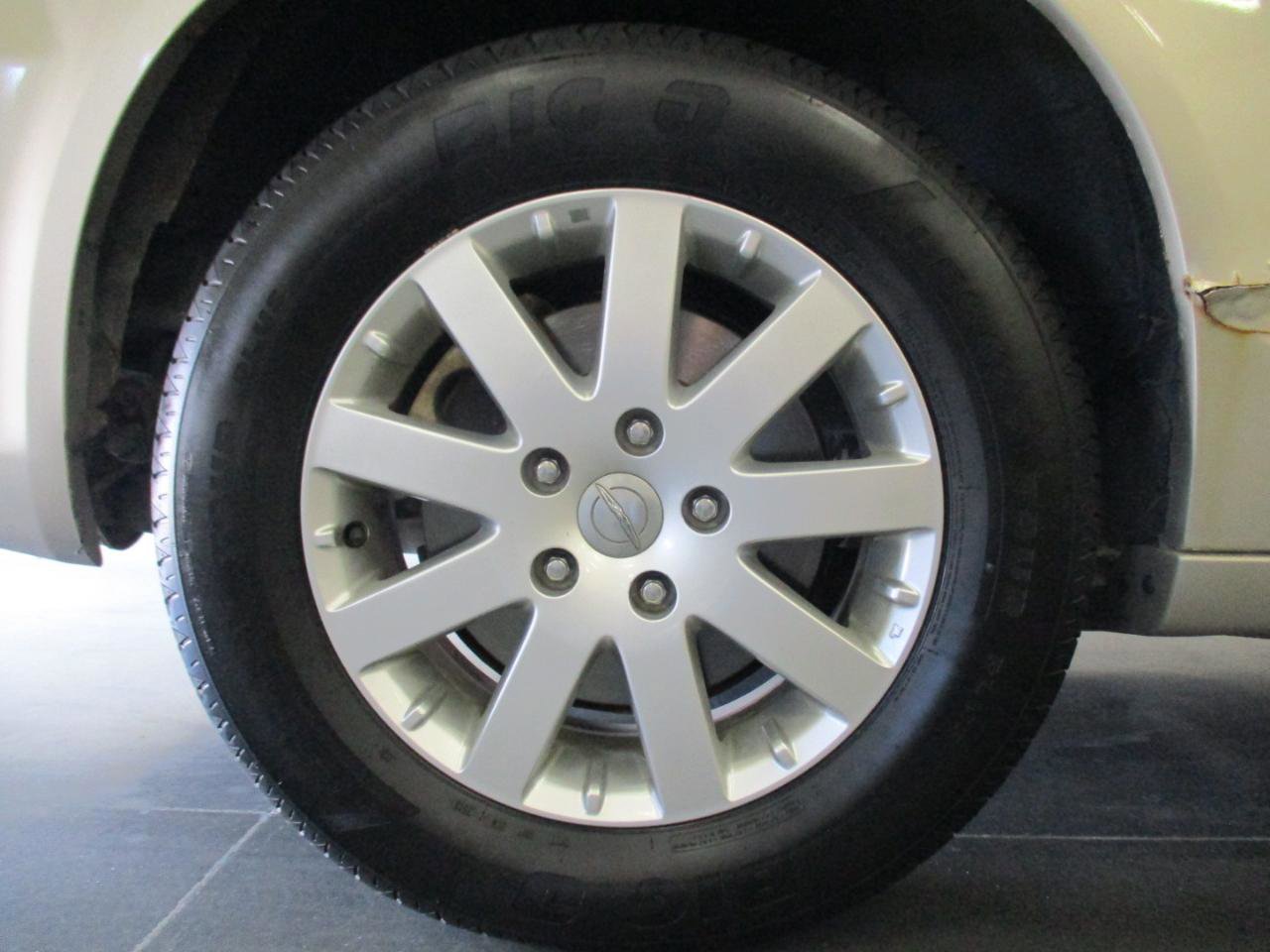 Used 2014 Chrysler Town & Country Touring image 27