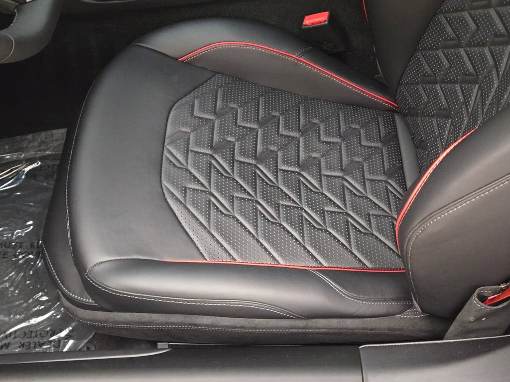 Used 2025 Aston Martin Vanquish RWD image 31
