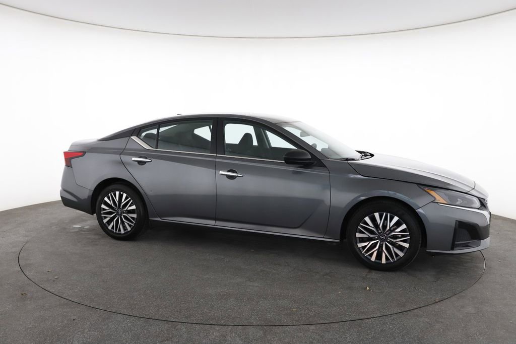 Used 2025 Nissan Altima 2.5 SV image 15