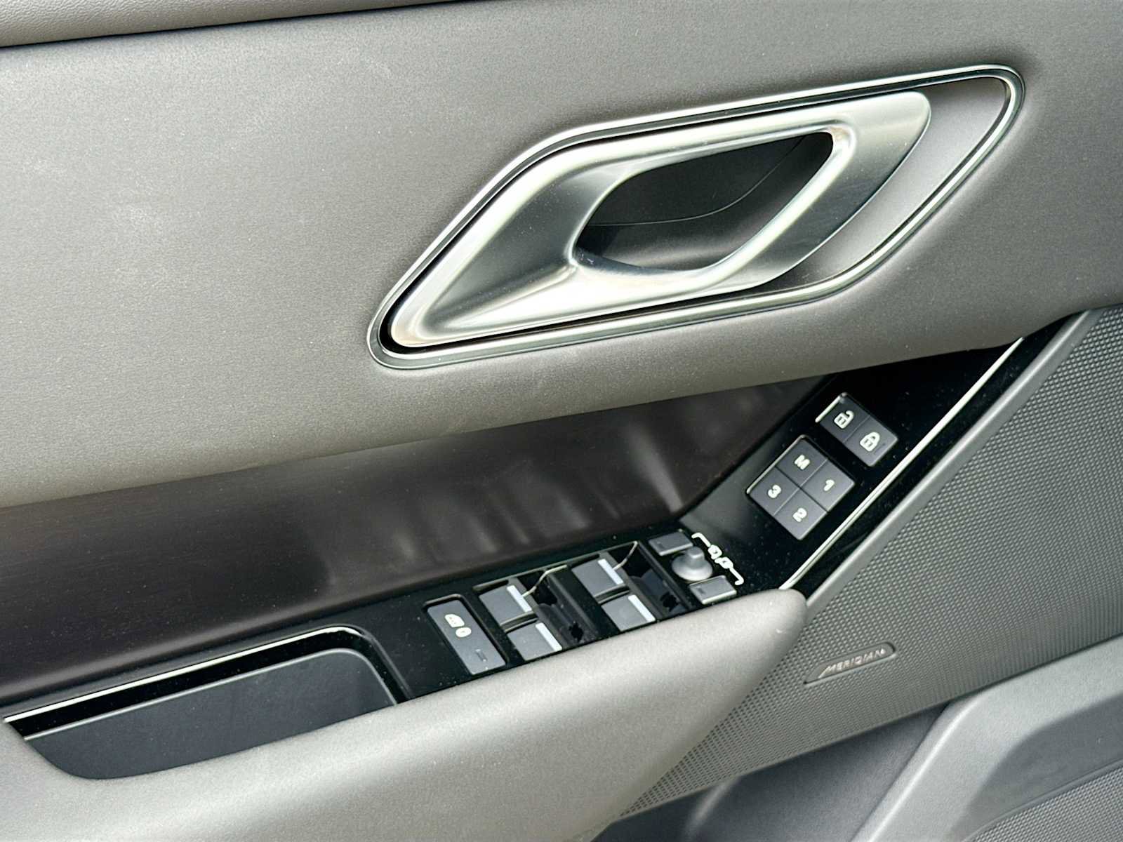 Used 2026 Land Rover Range Rover Velar Dynamic SE AWD/4WD image 13