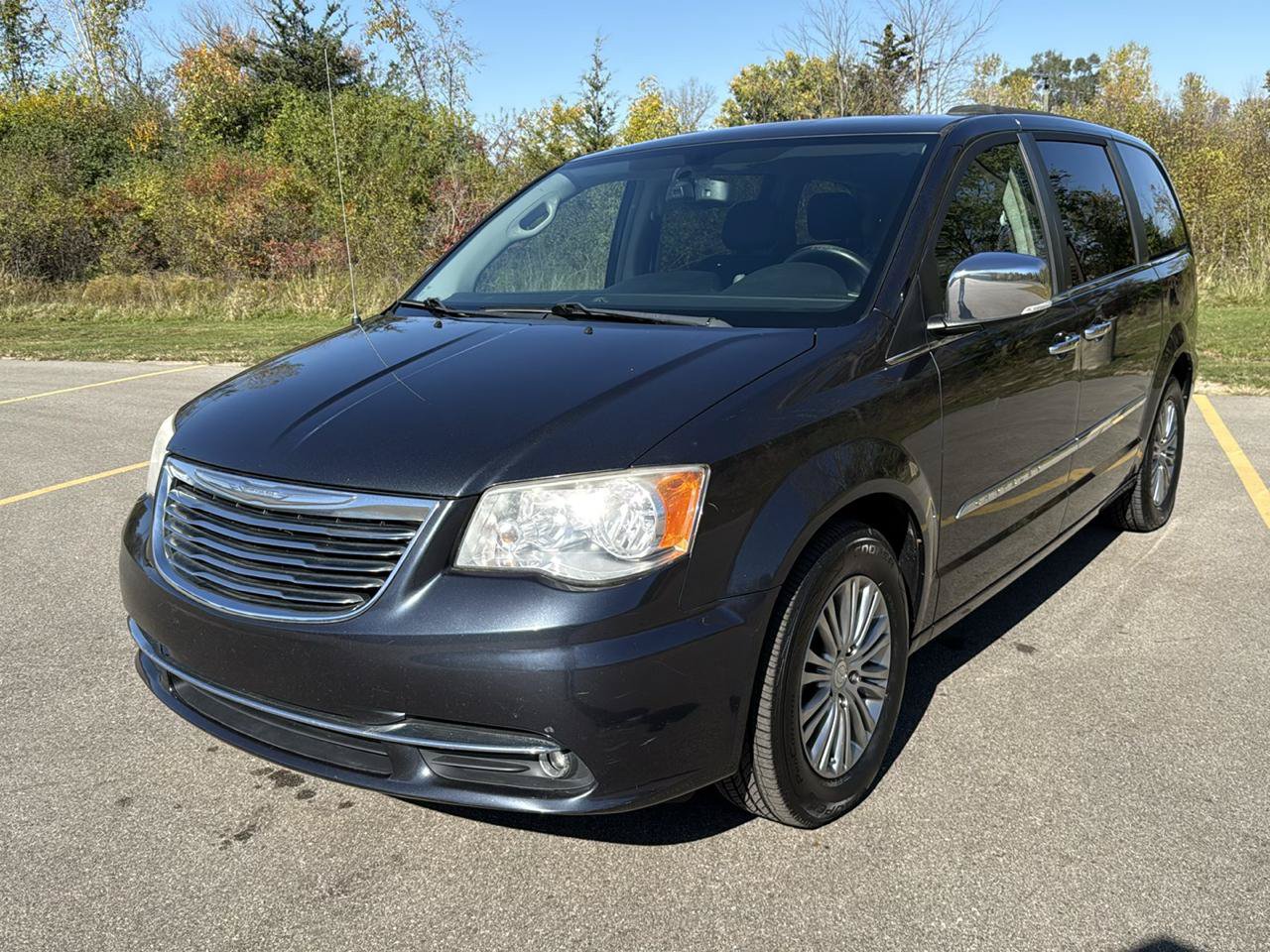 Used 2014 Chrysler Town & Country Touring-L FWD image 1