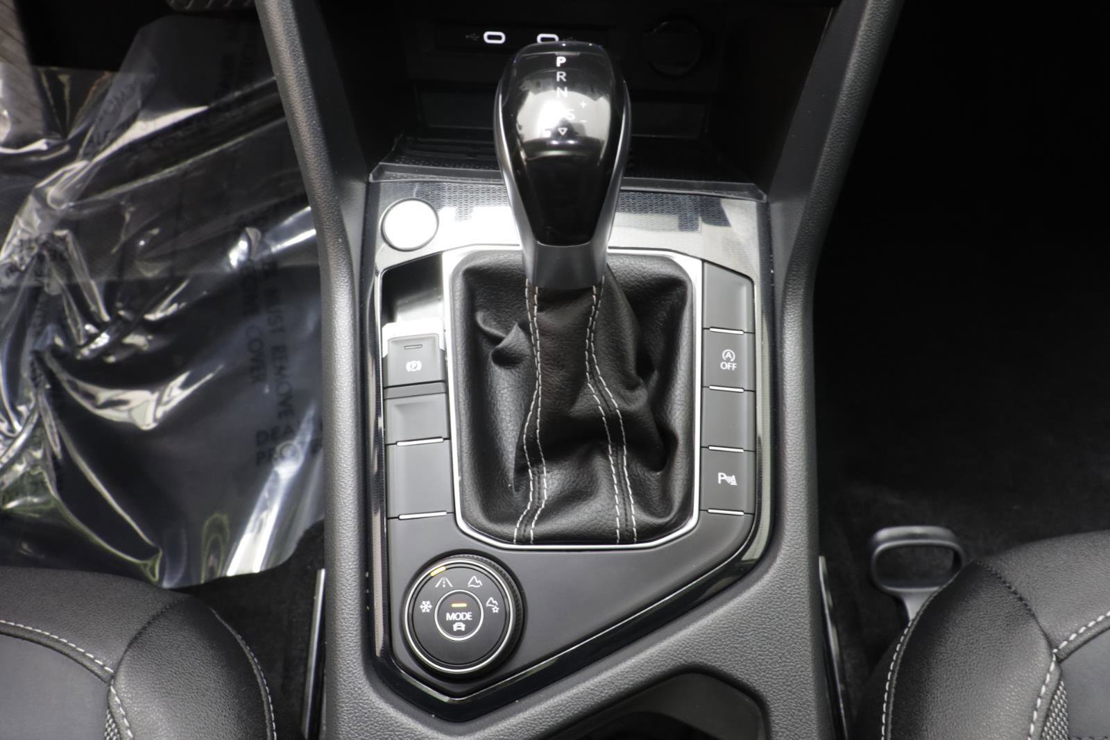 Used 2025 Volkswagen Taos SE image 12