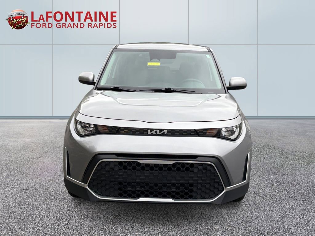 Used 2025 Kia Soul LX w/ LX Technology Package FWD image 2