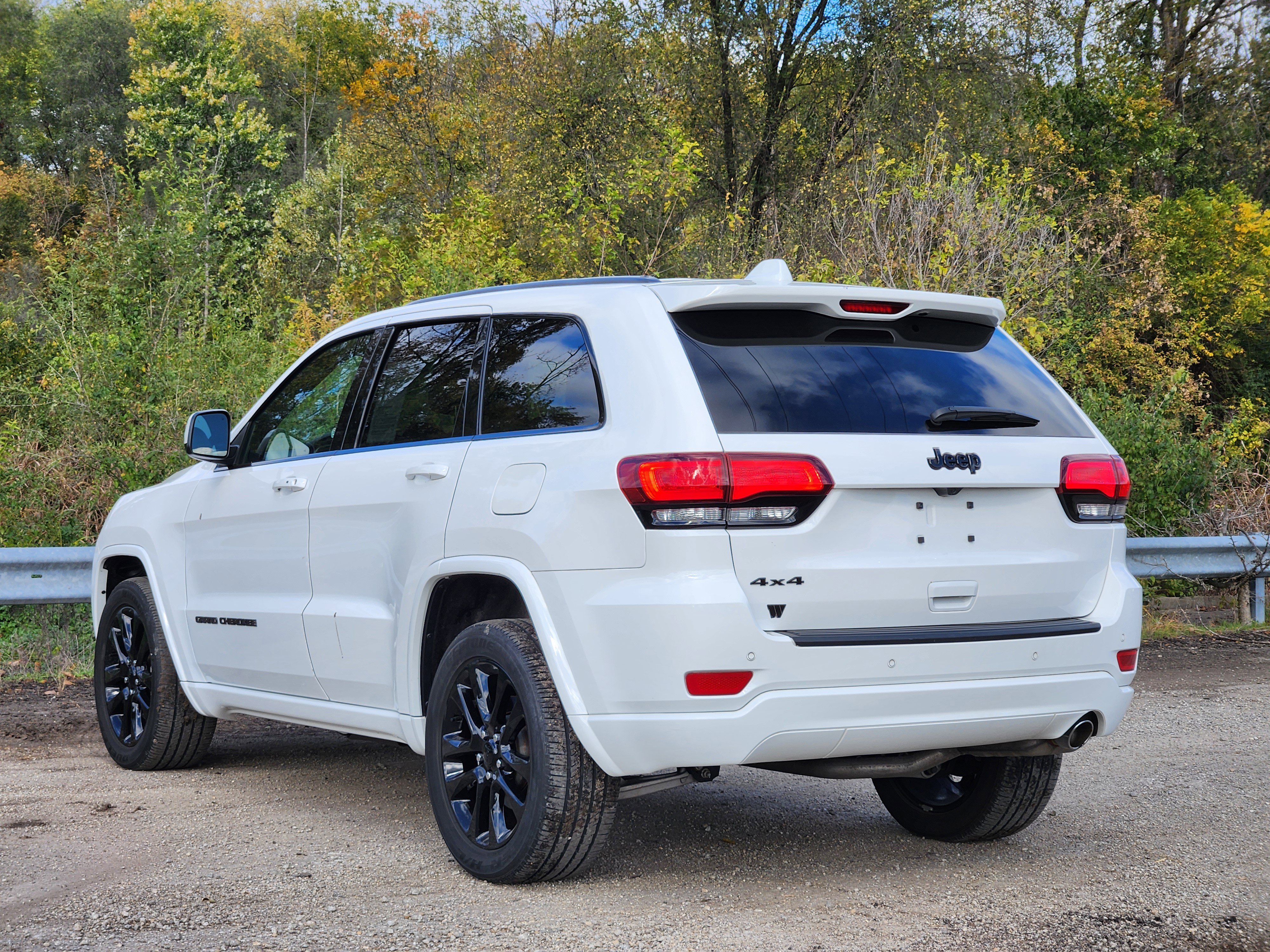 Used 2021 Jeep Grand Cherokee Laredo X image 2