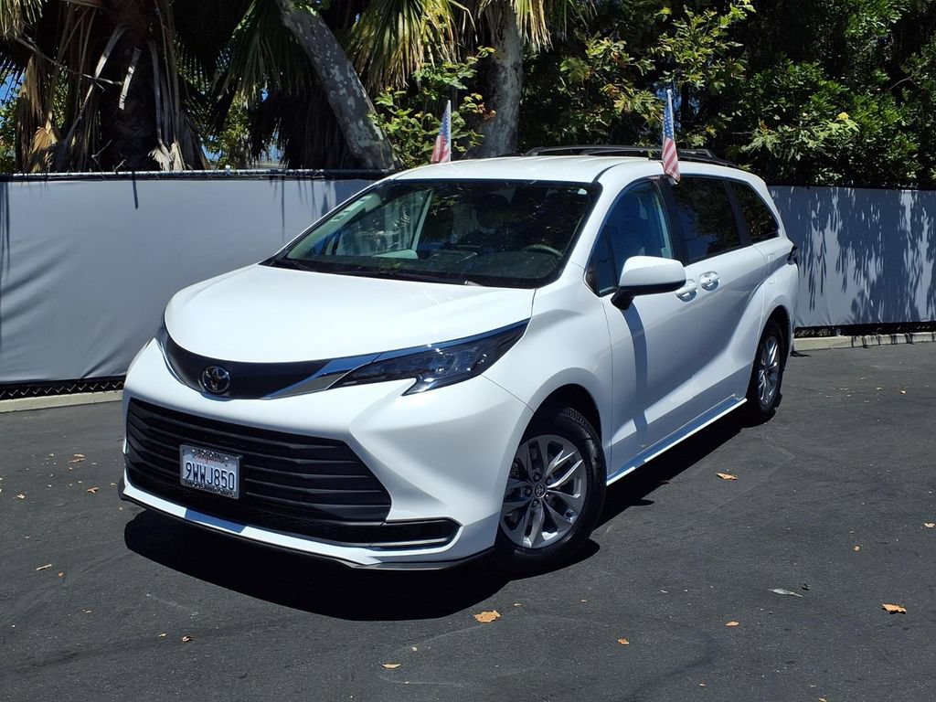 Certified 2026 Toyota Sienna LE FWD image 24