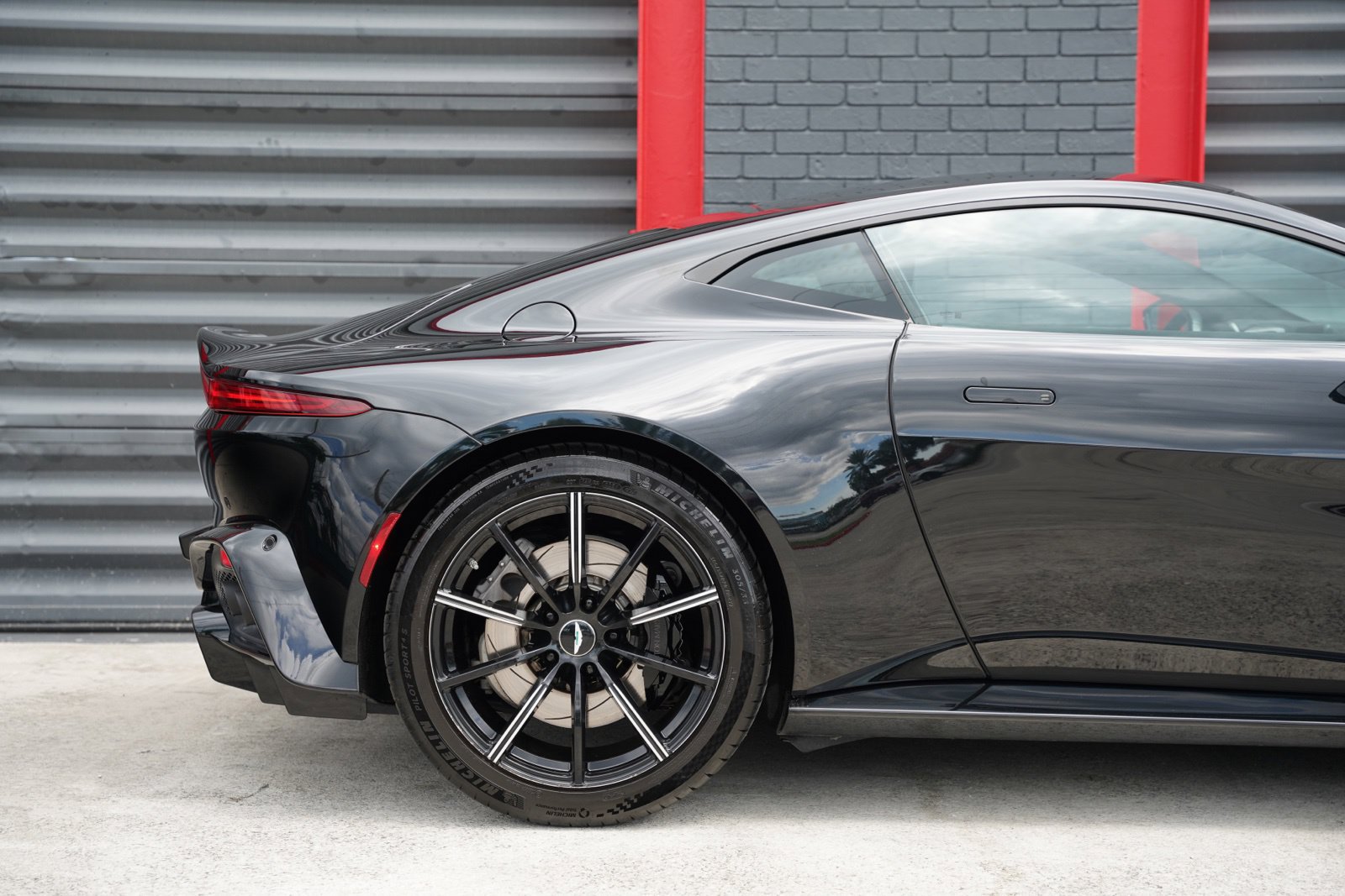 Used 2019 Aston Martin V8 Vantage Coupe RWD image 9