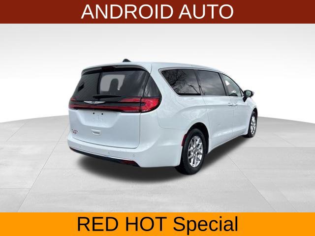 Used 2023 Chrysler Pacifica Touring-L FWD image 7