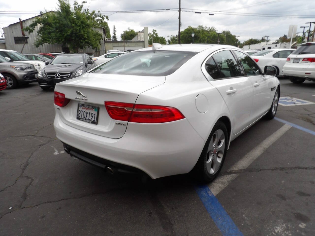 Used 2018 Jaguar XE RWD image 3