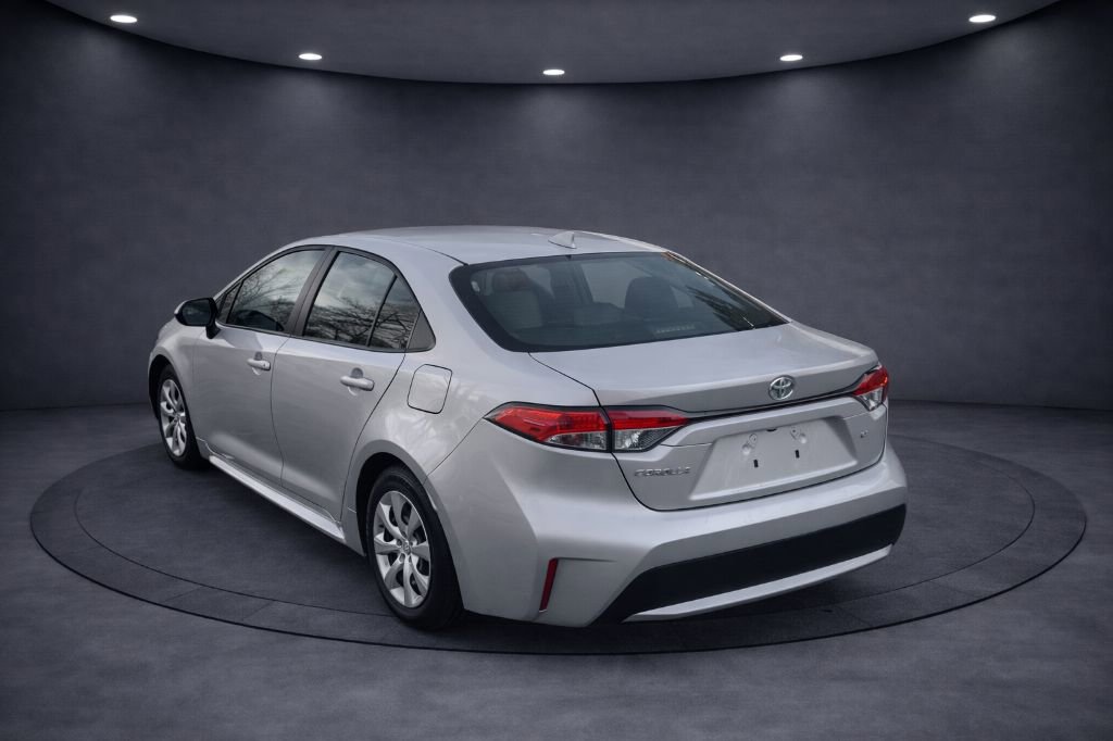 Used 2021 Toyota Corolla LE image 3
