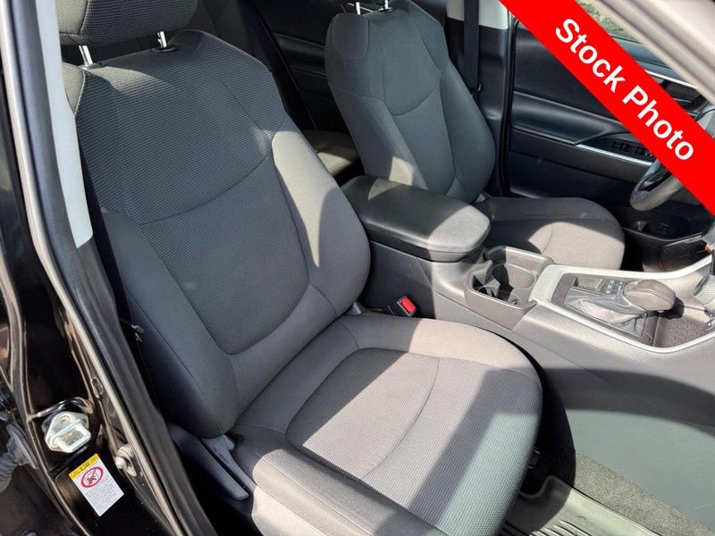 Used 2019 Toyota RAV4 LE AWD/4WD image 11