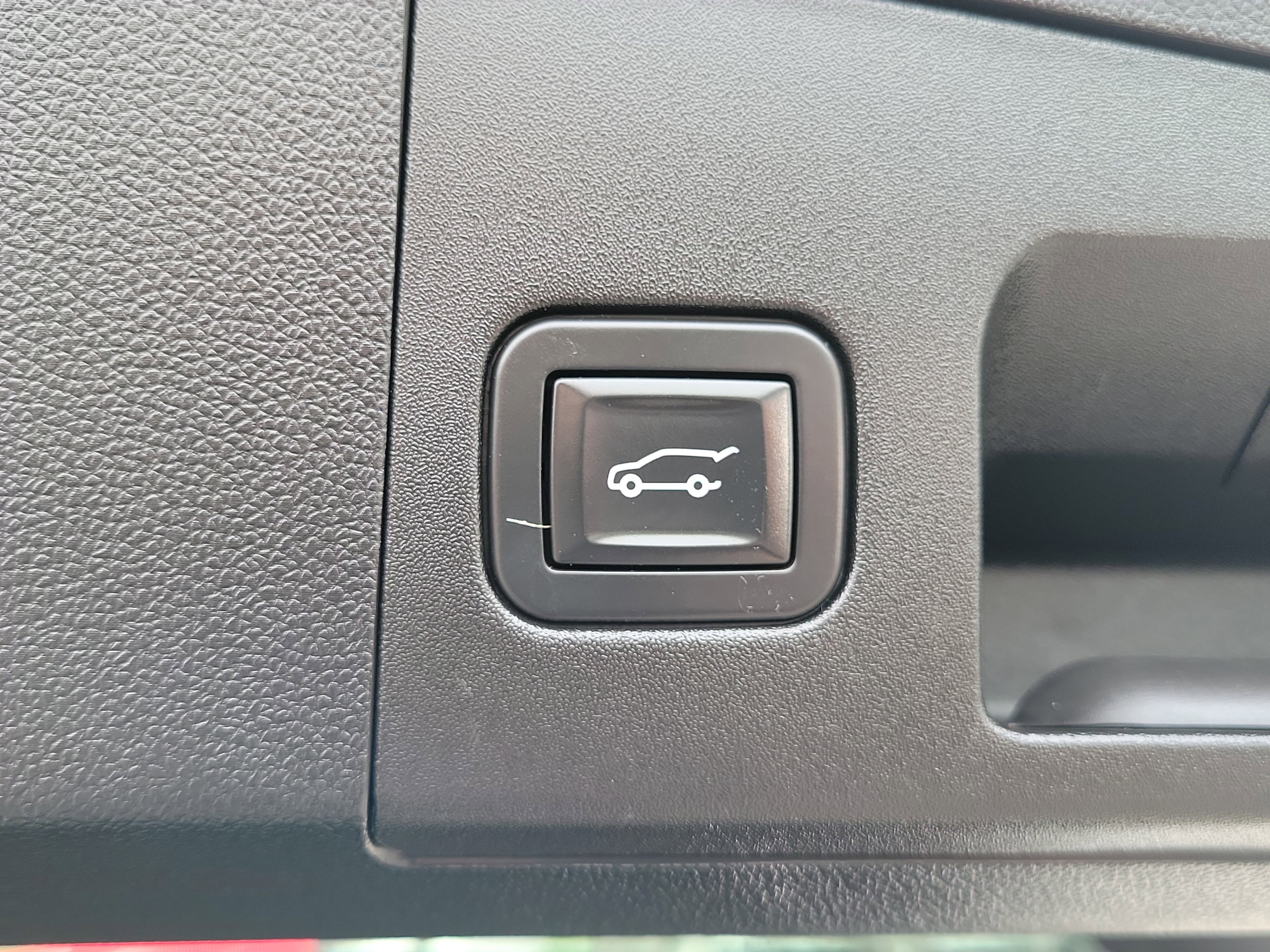 Used 2019 Cadillac XT4 Sport w/ Cold Weather Package FWD image 10