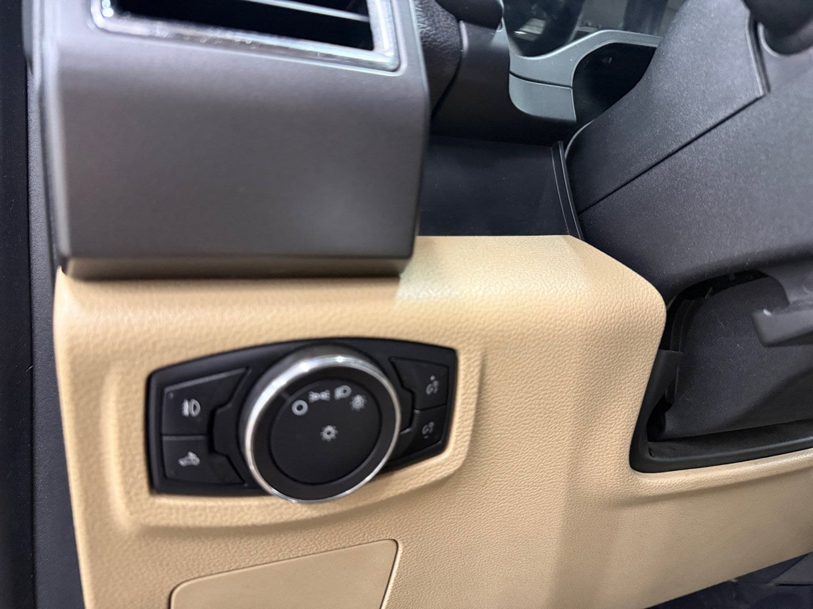 Used 2015 Ford F150 XLT AWD/4WD image 22