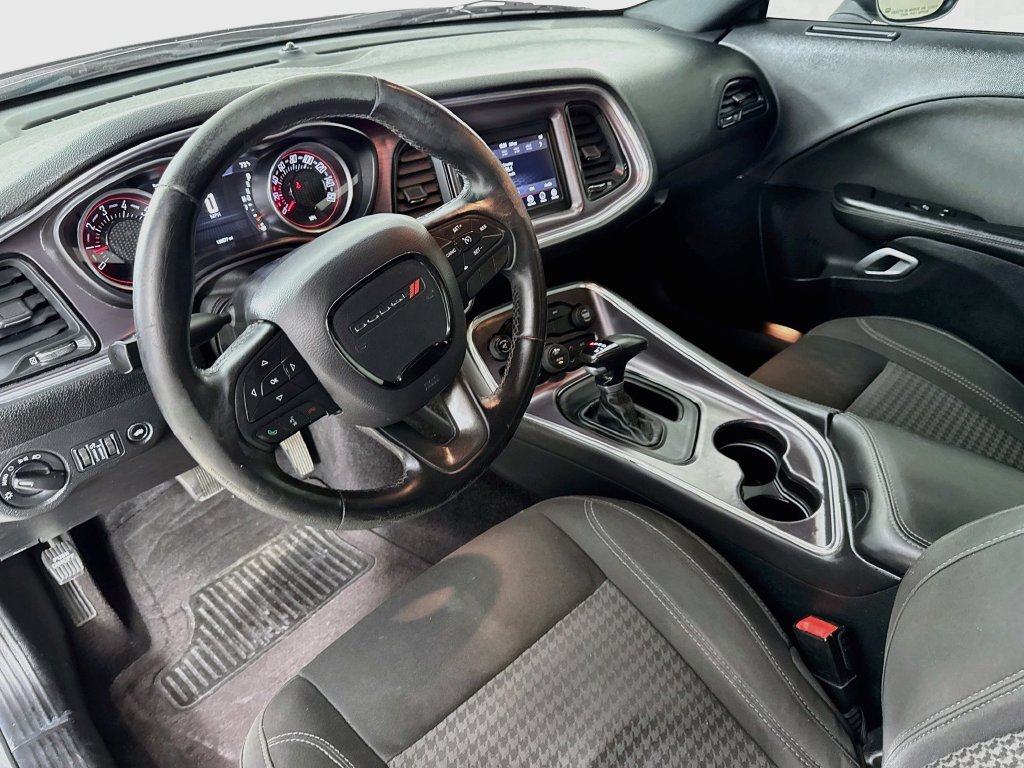 Used 2016 Dodge Challenger SXT RWD image 10
