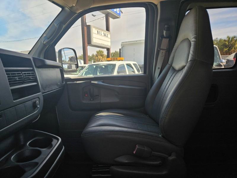 Used 2008 Chevrolet Express 1500 Passenger RWD image 12