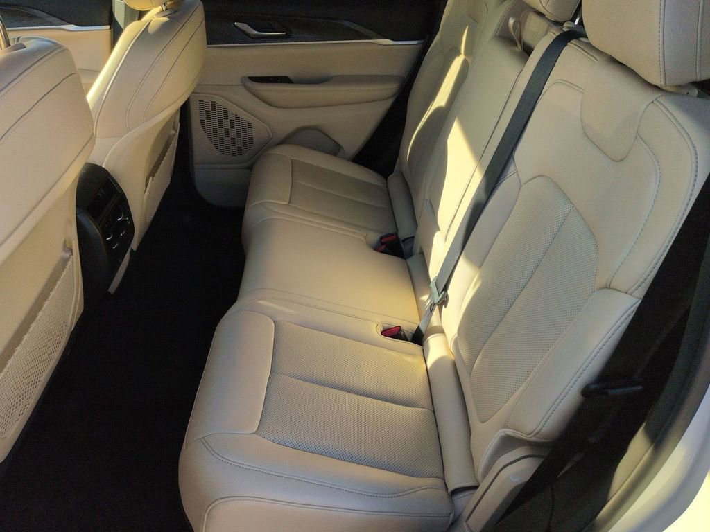 Used 2023 Jeep Grand Cherokee Limited w/ Luxury Tech Group II image 15